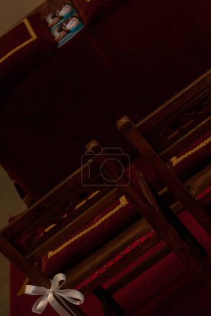 Ein formelles Ambiente mit rot-goldenen Stühlen, perfekt für Zeremonien oder besondere Anlässe, verströmt Eleganz und Charme