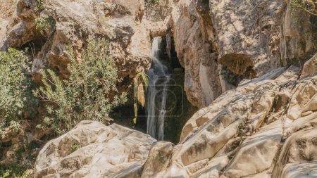 Téléchargez les photos : Belle vue sur la cascade floue tombant au milieu de formations rocheuses majestueuses dans la grotte pendant la journée ensoleillée en Andalousie, Espagne - en image libre de droit