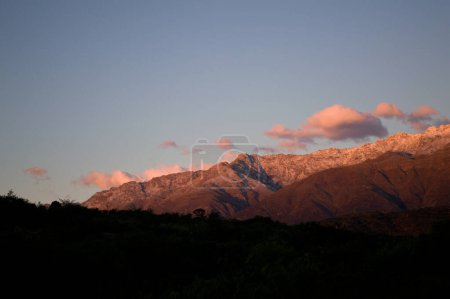 Téléchargez les photos : Paysage de montagnes enneigées au coucher du soleil magenta - en image libre de droit