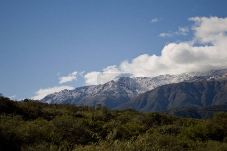 Téléchargez les photos : Paysage de montagnes enneigées et de nuages - en image libre de droit