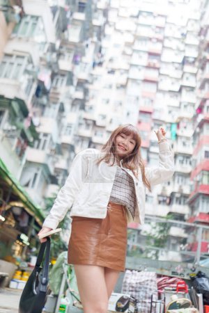 Foto de Mujer china de unos 20 años dando un paseo por Hong Kong - Imagen libre de derechos