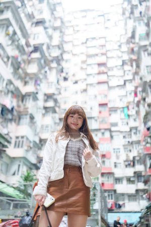 Foto de Mujer china de unos 20 años dando un paseo por Hong Kong - Imagen libre de derechos