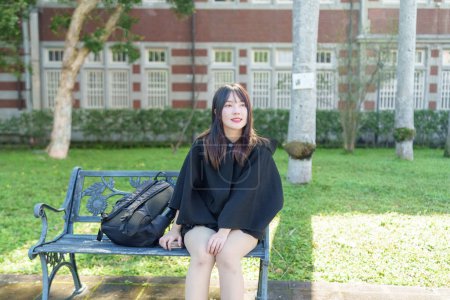 Una joven taiwanesa de unos 20 años en una universidad en el distrito Da 'an, Taipéi, Taiwán