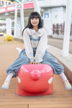 Foto de Una joven taiwanesa de unos 20 años jugando en un parque de diversiones en Shilin District, Taipei City, Taiwán - Imagen libre de derechos