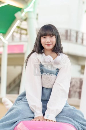 Foto de Una joven taiwanesa de unos 20 años jugando en un parque de diversiones en Shilin District, Taipei City, Taiwán - Imagen libre de derechos