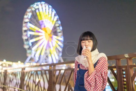 Foto de Una joven taiwanesa de unos 20 años jugando de noche en un parque de diversiones en el distrito de Shilin, Taipei City, Taiwán - Imagen libre de derechos