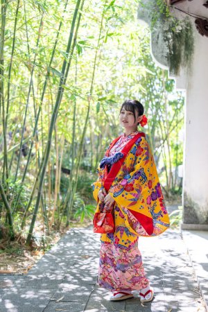 Una joven japonesa de unos 20 años con Ryuso en un jardín chino en Naha City, Prefectura de Okinawa