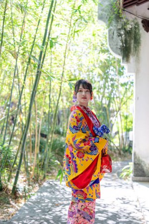 Una joven japonesa de unos 20 años con Ryuso en un jardín chino en Naha City, Prefectura de Okinawa