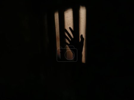Téléchargez les photos : Ombre de la main humaine devant la fenêtre - en image libre de droit