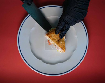 Beobachten Sie die sorgfältige Montage einer traditionellen Tortilla, wie geschickte Hände jede Scheibe sorgfältig auf dem Teller anordnen. Diese fesselnde Szene zeigt die Kunstfertigkeit und Hingabe hinter jeder kulinarischen Kreation. Von der sanften Platzierung jedes Kuchens