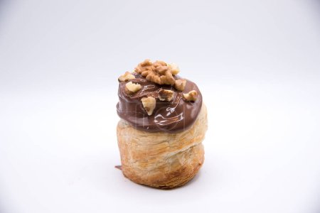 Téléchargez les photos : New yok roll con glaseado de chocolate con leche y nuez - en image libre de droit