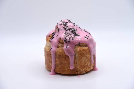 Téléchargez les photos : New yok roll con glaseado rosa y virutas de chocolate - en image libre de droit