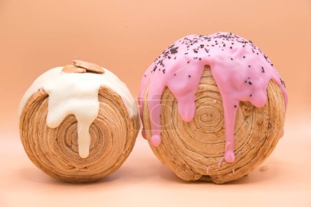 Téléchargez les photos : Two handmade New York rolls with pink and white icing - en image libre de droit
