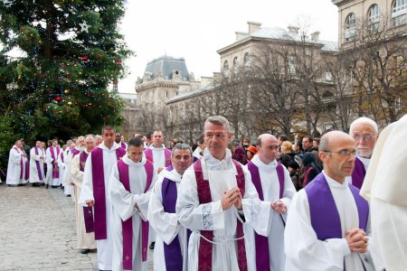 Téléchargez les photos : De nombreux prêtres entrent dans l "église Notre Dame de Paris - en image libre de droit