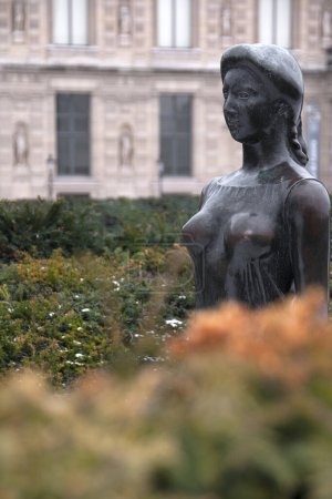 Téléchargez les photos : Statue dans les jardins près du musée du Louvre - en image libre de droit