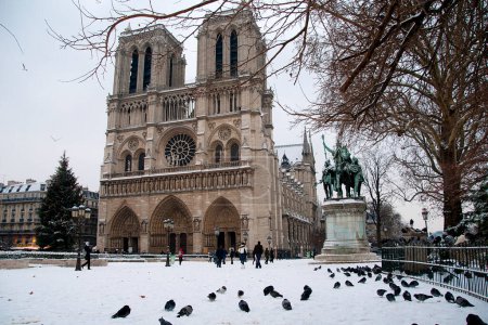 Téléchargez les photos : Neige sur la place devant Notre Dame à Paris - en image libre de droit