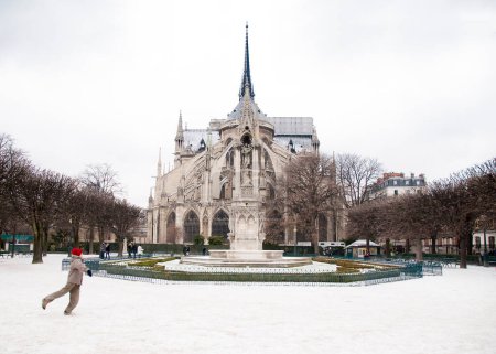 Téléchargez les photos : Enfant jouant dans les jardins derrière Notre Dame - en image libre de droit