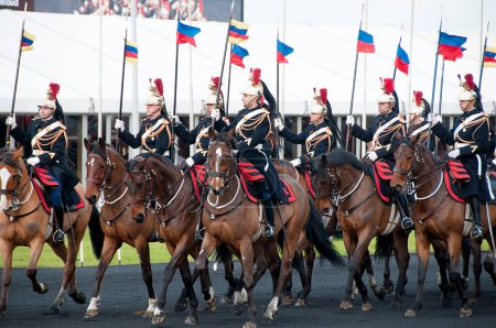 Téléchargez les photos : Hommes à cheval au Grand Prix d'Amérique à l'hippodrome de Vicennes - en image libre de droit