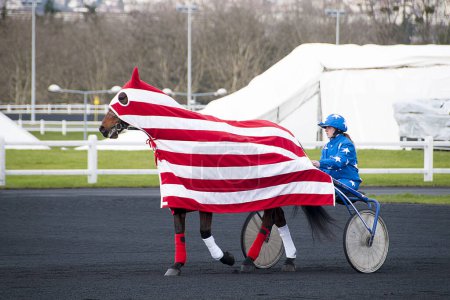 Téléchargez les photos : Cavalier et cheval au Grand Prix d'Amérique à l'hippodrome de Vicennes - en image libre de droit