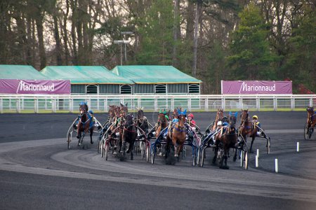 Téléchargez les photos : Course de chevaux au Grand Prix d'Amérique à l'hippodrome de Vicennes - en image libre de droit
