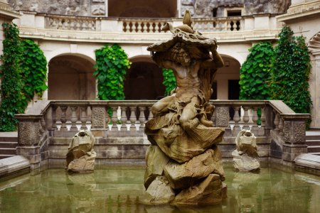 Téléchargez les photos : Statue de Neptune, fontaine Grotta à Grebovka, Havlicek Gardens, Havlickovy zahrady, Prague, République tchèque, Tchéquie - Sculpture de dieu mythique. Photo de haute qualité - en image libre de droit