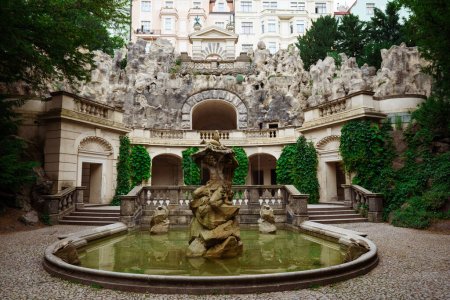 Statue de Neptune, fontaine Grotta à Grebovka, Havlicek Gardens, Havlickovy zahrady, Prague, République tchèque, Tchéquie - Sculpture de dieu mythique. Photo de haute qualité