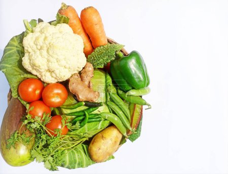 Foto de Surtido de verduras orgánicas frescas en una cesta aislada sobre fondo blanco - Imagen libre de derechos