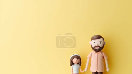 Téléchargez les photos : Heureux père et fille sur fond jaune avec espace de copie. concept de famille. - en image libre de droit