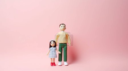 Téléchargez les photos : Pères jour miniature personnes d'une petite famille avec un jouet sur un fond rose - en image libre de droit