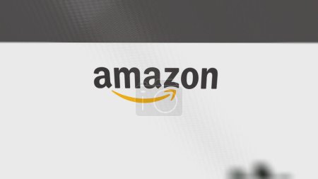 Foto de 28 julio 2023 Seattle, Washington. El logotipo de Amazon en una pared blanca de pantallas. Marca Amazon en un dispositivo. - Imagen libre de derechos