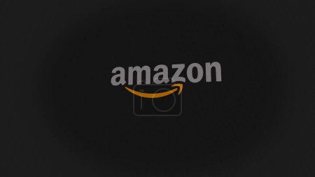 Foto de 07 Septiembre 2023 Seattle, Washington. El logotipo de Amazon en una pared blanca de pantallas. Marca Amazon en un dispositivo. - Imagen libre de derechos
