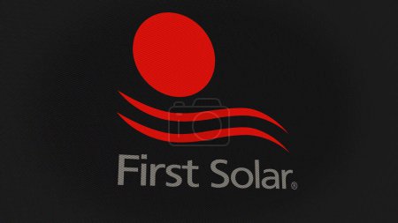 Foto de 07 Septiembre 2023 Tempe, Arizona. El logotipo de First Solar en una pared blanca de pantallas. Primera marca Solar en un dispositivo. - Imagen libre de derechos