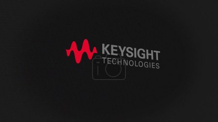 Foto de 07 Septiembre 2023 Santa Rosa, California. El logotipo de Keysight en una pared blanca de pantallas. Marca Keysight en un dispositivo. - Imagen libre de derechos