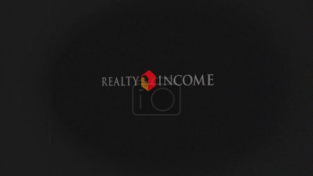 Téléchargez les photos : 07 septembre 2023 San Diego, Californie. Le logo de Realty Income sur un mur blanc d'écrans. Marque Realty Income sur un appareil. - en image libre de droit