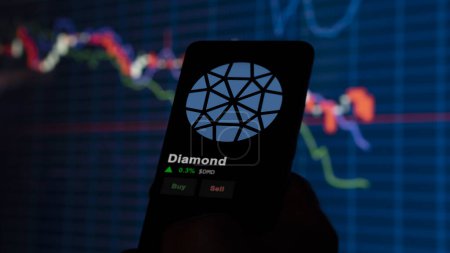Foto de 19 de septiembre de 2023. Un inversor que analiza el precio del diamante, el crypto $DMD estalló por encima del límite, DMD y sube por encima del precio. - Imagen libre de derechos