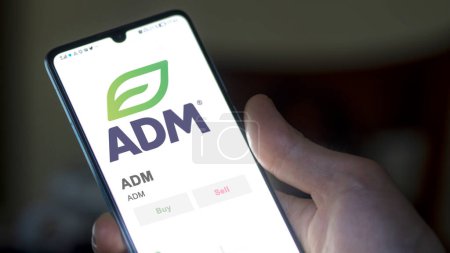 Téléchargez les photos : Le logo d'ADM sur l'écran d'un échange. Stocks de prix ADM, $ADM sur un appareil. - en image libre de droit