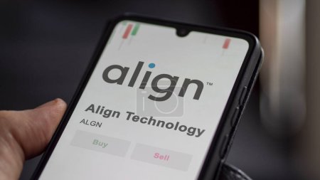 Téléchargez les photos : Le logo d'Align Technology sur l'écran d'un échange. Aligner les stocks de prix de la technologie, $ALGN sur un appareil. - en image libre de droit