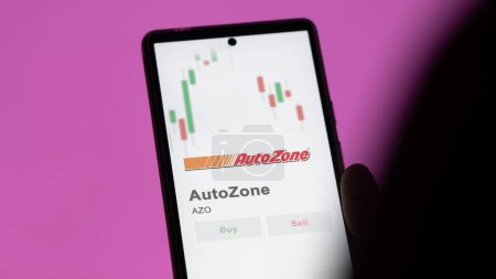 Téléchargez les photos : Le logo d'AutoZone sur l'écran d'un échange. Stocks de prix AutoZone, $AZO sur un appareil. - en image libre de droit