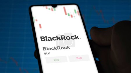 Foto de El logotipo de BlackRock en la pantalla de un intercambio. Acciones de precios de BlackRock, $BLK en un dispositivo. - Imagen libre de derechos