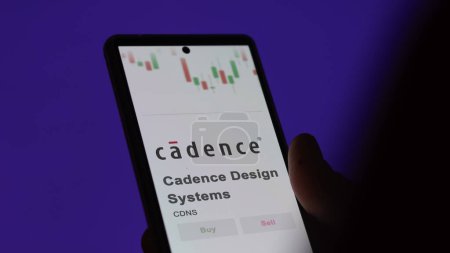 Téléchargez les photos : Le logo de Cadence Design Systems sur l'écran d'un échange. Stocks de prix Cadence Design Systems, $CDNS sur un appareil. - en image libre de droit