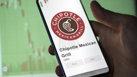Téléchargez les photos : Le logo de Chipotle Mexican Grill sur l'écran d'un échange. Chipotle Mexican Grill stocks de prix, $CMG sur un appareil. - en image libre de droit