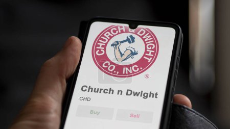 Téléchargez les photos : Le logo de Church & Dwight sur l'écran d'un échange. Eglise & Dwight stocks de prix, $CHD sur un appareil. - en image libre de droit