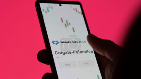 Téléchargez les photos : Le logo de Colgate-Palmolive sur l'écran d'un échange. Colgate-Palmolive actions de prix, $CL sur un appareil. - en image libre de droit