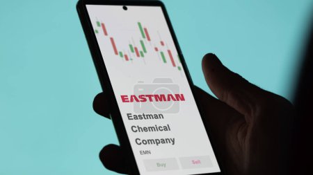 Foto de El logotipo de Eastman Chemical Company en la pantalla de un intercambio. Bolsa de precios de Eastman Chemical Company, $EMN en un dispositivo. - Imagen libre de derechos