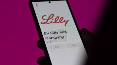 Foto de El logo de Eli Lilly and Company en la pantalla de un intercambio. Eli Lilly y acciones de precios de la compañía, $LLY en un dispositivo. - Imagen libre de derechos