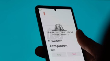 Foto de El logotipo de Franklin Templeton en la pantalla de un intercambio. Franklin Templeton acciones de precios, $BEN en un dispositivo. - Imagen libre de derechos