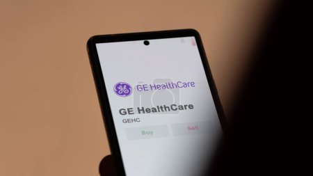 Téléchargez les photos : Le logo de GE HealthCare sur l'écran d'un échange. Stocks de prix GE HealthCare, $GEHC sur un appareil. - en image libre de droit