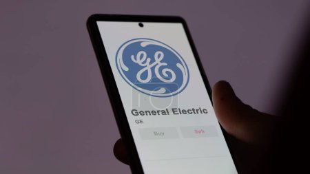 Téléchargez les photos : Le logo de General Electric sur l'écran d'un échange. General Electric actions de prix, GE $sur un appareil. - en image libre de droit