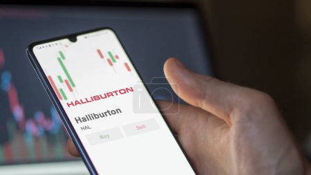 Téléchargez les photos : Le logo de Halliburton sur l'écran d'un échange. Halliburton actions de prix, $HAL sur un appareil. - en image libre de droit