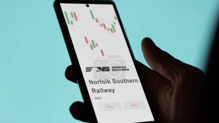 Téléchargez les photos : Le logo du Norfolk Southern Railway sur l'écran d'un échange. Norfolk Southern Railway actions de prix, $NSC sur un appareil. - en image libre de droit